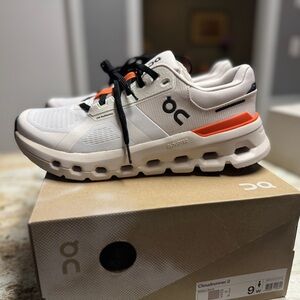 New in Box Women’s On Cloud Shoes Size 9 White Cloudrunner 2